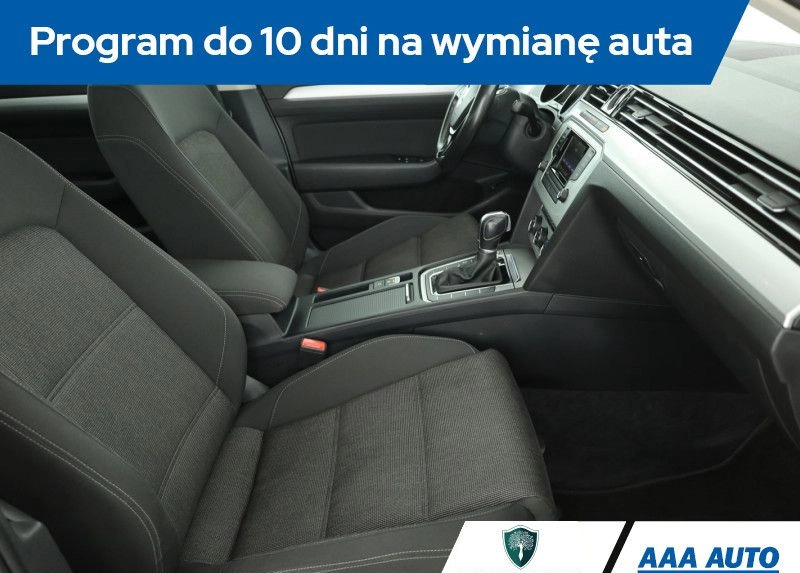 Volkswagen Passat cena 51000 przebieg: 252471, rok produkcji 2015 z Różan małe 211